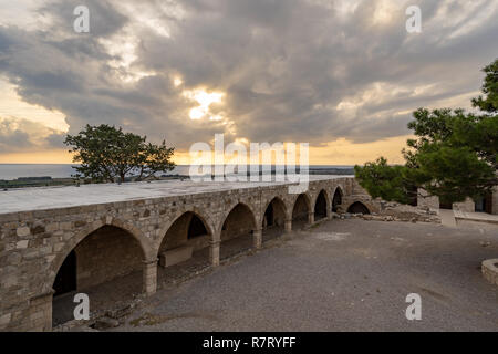 Vieux bâtiment grec avec archs au coucher du soleil Banque D'Images