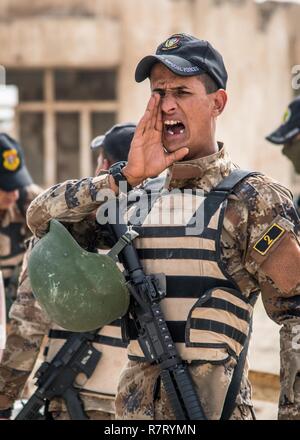 Bagdad (8 avril 2017) - Les soldats des forces d'opérations spéciales irakiennes qui pratique une zone pour des dispositifs explosifs de circonstance au cours de la formation dispensée par les membres de la Coalition ont affecté à des opérations spéciales interarmées Task Force - l'Iraq. Cette formation fait partie de la Force opérationnelle interarmées combinée globale - Fonctionnement résoudre inhérent à renforcer les capacités des partenaires mission par la formation et de l'amélioration de la capacité des forces des combats en partenariat avec ISIS. Les GFIM-OIR est la Coalition mondiale pour vaincre ISIS en Iraq et en Syrie. Banque D'Images