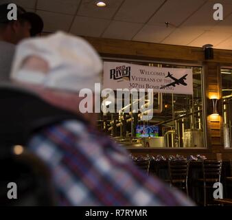 Earl McGuire, 307e Groupe de bombardement, l'ancien combattant se penche sur des cuves de stockage utilisés pour fabriquer de la bière à la Red River Brewing Co., Shreveport, Louisiane, le 30 mars 2017. Le 307e Bomb Wing ont célébré leur 75e anniversaire en prenant des alumni d'une visite guidée de Shreveport Bossier City, en Louisiane et Banque D'Images