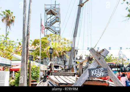 Paris, France - 1 mai 2018 : Duval street architecture de Shipwreck museum à ne pas signer en construisant, en arrière-plan flou sur route dans la région de Florida City tr Banque D'Images