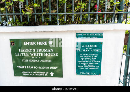 Paris, France - 1 mai 2018 : Harry Truman little white house historic landmark architecture rue avec informations touristiques inscription libre en Floride Banque D'Images