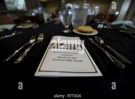 La 1re Escadre d'opérations spéciales a tenu un déjeuner en l'honneur du Mois de l'histoire des femmes à Hurlburt Field, en Floride, le 23 mars 2017. Le Mois de l'histoire des femmes rend hommage et célèbre les luttes et les réalisations des femmes américaines tout au long de l'histoire des États-Unis. Banque D'Images