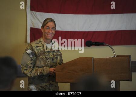 Le lieutenant-colonel Allison noir, le commandant de la 319e Escadron d'opérations spéciales, parle pendant le mois de l'histoire des femmes déjeuner à Hurlburt Field, en Floride, le 23 mars. Au cours de l'événement, a déclaré à l'auditoire noir des luttes et des succès qu'elle est vécu comme une femme dans l'armée et a encouragé tous les genres d'augmenter confiance en qui ils sont. Banque D'Images