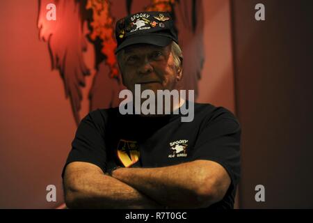 Le sergent-chef en chef à la retraite. Norman Evans, assiste à la célébration du 50e anniversaire de l'AC-130 à Hurlburt Field, en Floride, le 31 mars 2017. Evans a servi dans la guerre du Vietnam en tant que capteur exploitant qui a volé sur plusieurs appareils, dont l'AC-47 Spooky de combat, l'AC-119 gunship d'ombre et de l'AC-130A Spectre gunship. Banque D'Images