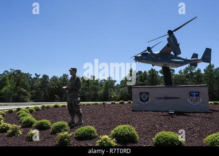 Le s.. Bryan Sibley, un crewchief avec la 801st Escadron de maintenance des aéronefs d'opérations spéciales, accueille les participants à la CV-22 Osprey cérémonie modèle à Hurlburt Field, en Floride, le 6 avril 2017. Le CV-22 modèle avec nombre de queue 0031 a été créé et installé à la mémoire la CV-22 qui s'est écrasé près de Qalat, Afghanistan, 9 avril 2019, où deux des membres de l'équipage ont perdu la vie. Banque D'Images