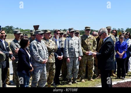 Hank Sanders, Boeing directeur des programmes des forces d'opérations spéciales, parle à la CV-22 Osprey cérémonie modèle à Hurlburt Field, en Floride, le 6 avril 2017. Le CV-22 modèle avec nombre de queue 0031 a été créé et installé à la mémoire la CV-22 qui s'est écrasé près de Qalat, Afghanistan, 9 avril 2019, où deux des membres de l'équipage ont perdu la vie. Banque D'Images