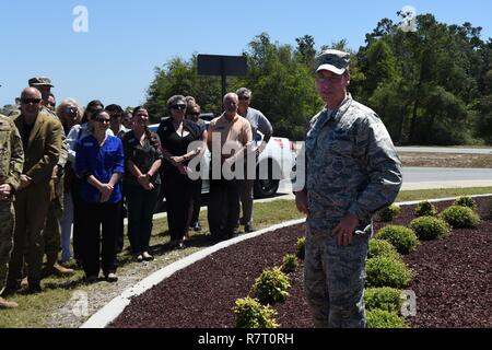 Le colonel Thomas Palenske, le commandant de la 1re Escadre d'opérations spéciales, parle à la CV-22 Osprey cérémonie modèle à Hurlburt Field, en Floride, le 6 avril 2017. Le CV-22 modèle avec nombre de queue 0031 a été créé et installé à la mémoire la CV-22 qui s'est écrasé près de Qalat, Afghanistan, 9 avril 2019, où deux des membres de l'équipage ont perdu la vie. Banque D'Images