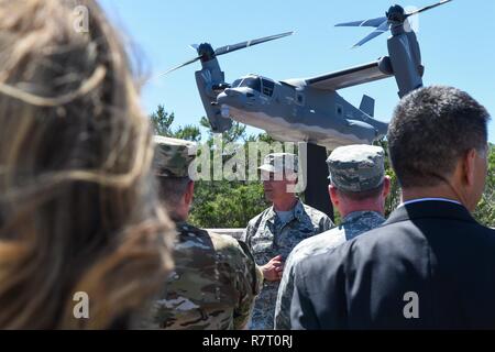 Le colonel Thomas Palenske, le commandant de la 1re Escadre d'opérations spéciales, parle à la CV-22 Osprey cérémonie modèle à Hurlburt Field, en Floride, le 6 avril 2017. Le CV-22 modèle avec nombre de queue 0031 a été créé et installé à la mémoire la CV-22 qui s'est écrasé près de Qalat, Afghanistan, 9 avril 2019, où deux des membres de l'équipage ont perdu la vie. Banque D'Images