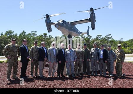 Hurlburt Field management prendre une photo avec des responsables de la société Boeing, au cours de la CV-22 Osprey cérémonie de dédicace à Hurlburt Field, en Floride, le 6 avril 2017. Le CV-22 modèle avec nombre de queue 0031 a été créé et installé à la mémoire la CV-22 qui s'est écrasé près de Qalat, Afghanistan, 9 avril 2019, où deux des membres de l'équipage ont perdu la vie. Banque D'Images