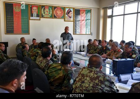 Kaboul, Afghanistan (16 mai 2017) - Le Général de division Abdul Razaq Siawash, commandant de l'Armée nationale afghane, à l'écoute des directeurs médicaux de l'ensemble de l'Afghanistan lors d'une rencontre à l'Hôpital Militaire National de Kaboul. Au cours de la réunion, Siawash a annoncé que l'hôpital a été entièrement opérationnels et restauration a été de 95 pour cent terminé, à la suite d'une attaque contre l'hôpital en mars. Banque D'Images