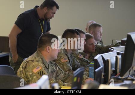 Danny Llyod, avec le 505ème escadron d'instruction au combat, les soldats des entraîneurs à travers un scénario de formation au cours de l'exercice pour les soldats à Hurlburt Field 17-4, en Floride, le 5 avril 2017. Menée conjointement par l'Armée de l'air et de l'armée, WFX, fourni des services de formation à la préparation des unités simulées pour des scénarios de guerre. La pression appliquée à tous WFX warfighting fonctions simultanément en effectuant des opérations dans un ordinateur et tactique. Banque D'Images