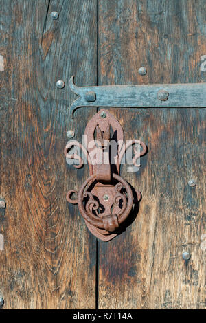 Tête de Dragons rustique heurtoir sur une vieille porte en bois à Chipping Campden, Cotswolds, Gloucestershire, Royaume-Uni Banque D'Images