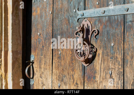 Tête de Dragons rustique heurtoir sur une vieille porte en bois à Chipping Campden, Cotswolds, Gloucestershire, Royaume-Uni Banque D'Images