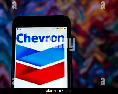 L'industrie pétrolière Chevron Corporation logo de l'entreprise vu affichée sur téléphone intelligent. Banque D'Images