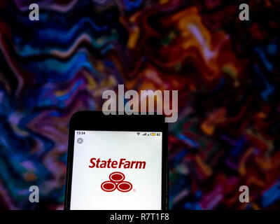 State Farm Insurance company logo vu affichée sur téléphone intelligent. Banque D'Images