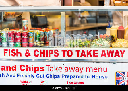 Londres, Royaume-Uni - 12 septembre 2018 : l'alimentation de rue, gras fried chips frites menu à emporter restaurant sign, boissons gazeuses à SoHo sur la fenêtre Afficher cl Banque D'Images