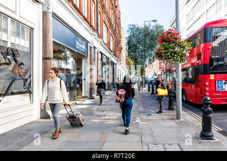 Londres, Royaume-Uni - 13 septembre 2018 : quartier quartier de Chelsea, rue, bus à impériale rouge, TM Lewin store, personnes marchant sur un trottoir Banque D'Images