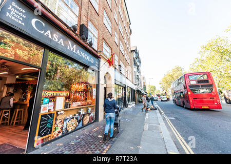 Londres, Royaume-Uni - 13 septembre 2018 : quartier quartier de Chelsea, rue, bus à impériale rouge, Casa Manolo restaurant, personnes marchant sur un trottoir Banque D'Images