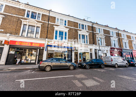 Londres, Royaume-Uni - 13 septembre 2018 : district de quartier de Kensington, rue, l'architecture de brique, le trafic routier, les magasins Banque D'Images