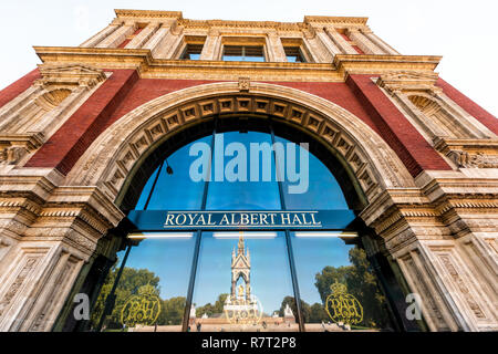 Londres, Royaume-Uni - 13 septembre 2018 : district de quartier de Kensington, le Royal Albert Hall low angle façade extérieure réflexion grand angle faible, musique ope Banque D'Images