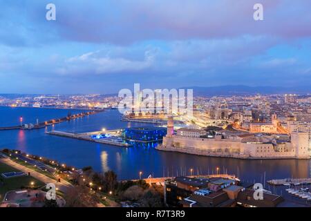 France, Bouches du Rhône, Marseille, 2ème arrondissement, quartier Euroméditerranée, Fort Saint Jean classé Monument Historique, MuCEM, Musée des civilisations de l'Europe et de la Méditerranée R. Ricciotti et R. Carta architectes provenant de la zone , le Pharo tour CMA CGM et la tour la Marseillaise dans l'arrière-plan Banque D'Images