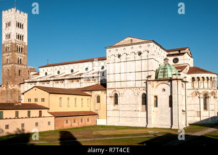 Lucca. La Cathédrale de Saint Martino clocher de murs de ville Banque D'Images