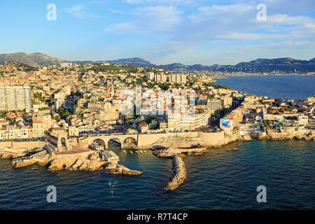 France, Bouches du Rhône, Marseille, 7ème arrondissement, quartier Endoume, Vallon des Auffes cove, district de la Pointe Rouge à l'arrière-plan (vue aérienne) Banque D'Images