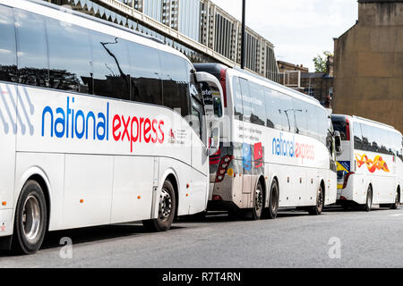 Londres, Royaume-Uni - 15 septembre 2018 : des bus navette de bus National Express beaucoup dans la rangée garé panneau blanc luxe moderne texte service de transport sur Banque D'Images