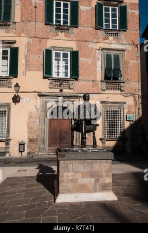 Monument dédié à Giacomo Puccini et placé en face de la maison natale du musicien, maintenant un musée Banque D'Images