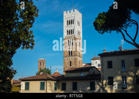 Lucca. La Cathédrale de Saint Martino clocher de murs de ville Banque D'Images