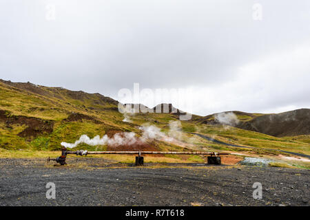L'Islande, de Reykjadalur Hveragerdi Hot Springs tuyau industriel avec de la vapeur, au cours automne été matin jour, Golden circle, paysage, personne ne Banque D'Images