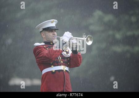 Le sergent d'artillerie principale. Jean Abbracciamento de 'Le président' United States Marine Band joue au cours de la robinetterie service de John Glenn dans l'article 35 de Arlington National Cemetery, le 6 avril 2017 à Arlington, Va., Glenn, le premier astronaute américain en orbite autour de la Terre et plus tard un sénateur des Etats-Unis, est décédé à l'âge de 95 ans le 8 décembre 2016. Banque D'Images