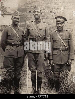 Du 2e bataillon du 372e Infanterie en France : slt Tom Walker (de gauche), 1er lieutenant Ben Rudd et slt William Nichols. La 372e était une unité distincts qui lui ont valu la Croix de Guerre Française avec palme au cours de la campagne de Meuse-Argonne pour ses actions héroïques dans la bataille. 6 avril commémore le 100e anniversaire de l'entrée des États-Unis dans la seconde guerre mondiale I. (garde nationale de l'Armée de l'Ohio Collections historiques) Banque D'Images