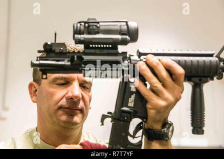 Le sergent américain. Tim Bullock, un personnel de gestion du matériel avec le 139e Escadron de préparation logistique, New York Air National Guard, nettoie un fusil lors d'une formation sur le terrain de déploiement à base aérienne de Ramstein, en Allemagne, le 6 avril 2016. Plus de 40 139 aviateurs avec LRS étaient aux côtés de leurs homologues de la 86e Escadre de mobilité aérienne afin d'améliorer leurs niveaux de compétences au sein de leur carrière. Base aérienne de Ramstein est le foyer de la 86e, 435e et 721e l'aéromobilité ailes qui soutiennent trois théâtres : United States Africa Command, le Commandement central, et en Europe. (La Garde nationale du Missouri Banque D'Images