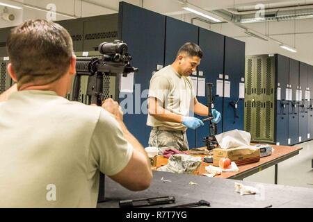 Senior Airman américain Daniel Flores, un personnel de gestion du matériel avec le 139e Escadron de préparation logistique, New York Air National Guard, nettoie un fusil lors d'une formation sur le terrain de déploiement à base aérienne de Ramstein, en Allemagne, le 6 avril 2016. Plus de 40 139 aviateurs avec LRS étaient aux côtés de leurs homologues de la 86e Escadre de mobilité aérienne afin d'améliorer leurs niveaux de compétences au sein de leur carrière. Base aérienne de Ramstein est le foyer de la 86e, 435e et 721e l'aéromobilité ailes qui soutiennent trois théâtres : United States Africa Command, le Commandement central, et en Europe. Missouri (G National Banque D'Images