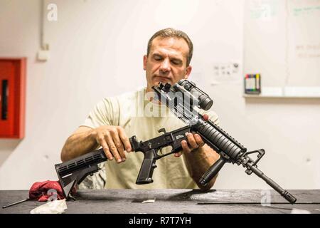 Le sergent américain. Tim Bullock, un personnel de gestion du matériel avec le 139e Escadron de préparation logistique, New York Air National Guard, nettoie un fusil lors d'une formation sur le terrain de déploiement à base aérienne de Ramstein, en Allemagne, le 6 avril 2016. Plus de 40 139 aviateurs avec LRS étaient aux côtés de leurs homologues de la 86e Escadre de mobilité aérienne afin d'améliorer leurs niveaux de compétences au sein de leur carrière. Base aérienne de Ramstein est le foyer de la 86e, 435e et 721e l'aéromobilité ailes qui soutiennent trois théâtres : United States Africa Command, le Commandement central, et en Europe. (La Garde nationale du Missouri Banque D'Images