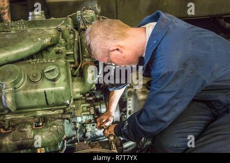 Première Classe pilote américain Devin Johnson, un mécanicien de véhicule avec le 139e Escadron de préparation logistique, New York Air National Guard, effectue la maintenance du moteur d'un Tunner 60K Chargeur, lors d'une formation sur le terrain de déploiement à base aérienne de Ramstein, en Allemagne, le 6 avril 2016. Plus de 40 139 aviateurs avec LRS étaient aux côtés de leurs homologues de la 86e Escadre de mobilité aérienne afin d'améliorer leurs niveaux de compétences au sein de leur carrière. Base aérienne de Ramstein est le foyer de la 86e, 435e et 721e l'aéromobilité ailes qui soutiennent trois théâtres : United States Africa Command, le Commandement central, et de l'UE Banque D'Images