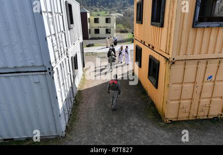 Etudiants du 435e Escadron des Forces de sécurité au sol du Centre de préparation au combat au cours des opérations de sécurité de parler à des chefs de villages à l'étranger pendant les opérations urbaines partie du cours sur la garnison de l'armée américaine Baumholder, Allemagne, 4 avril 2017. L'étudiant avait pour mission de prendre contact avec le chef du village et d'obtenir des renseignements de lui. Aviateurs affectés à la 86e, SFS SFS SFS 422nd, 100e, et 569e Escadron de la police des forces américaines ont participé au cours. Banque D'Images