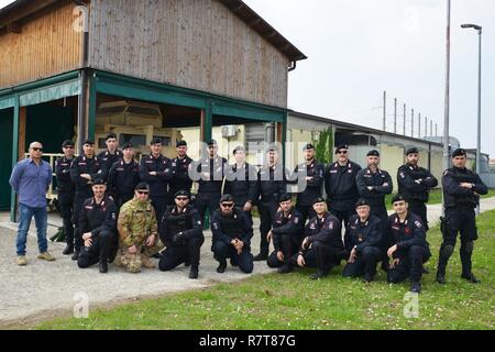 Les Carabinieri italiens de la 7e Régiment Carabinieri" et "Laives Bolzano 13e Regiment "Carabinieri" Friuli Venezia Giulia Gorizia, posent pour une photo de groupe, au cours de la formation à Caserma Ederle Vicenza, Italie, 6 avril 2017. L'utilisation de l'armée américaine Carabinieri RTSD équipement du Sud pour améliorer les relations bilatérales et d'accroître les niveaux de coopération et la capacité du personnel participant à des opérations conjointes. Banque D'Images