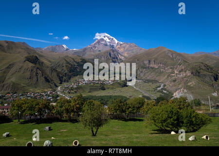 Vue depuis le mont Kazbek en Géorgie Stepantsminda Banque D'Images