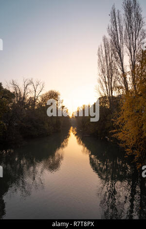 Coucher du soleil d'automne pendant la navigation d'une petite rivière Banque D'Images