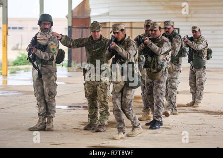 Des soldats des forces de sécurité irakiennes en savoir assault mouvement sous la direction d'un formateur britanniques déployées à l'appui de la Force opérationnelle interarmées - Fonctionnement inhérents résoudre pendant l'entraînement en milieu urbain à Al Asad Air Base, l'Iraq, le 3 avril 2017. Cette formation fait partie de l'ensemble de la CJTF OIR - renforcer les capacités des partenaires mission par la formation et de l'amélioration de la capacité des forces des combats en partenariat avec ISIS. Les GFIM - OIR est la Coalition mondiale pour vaincre ISIS en Iraq et en Syrie. Banque D'Images