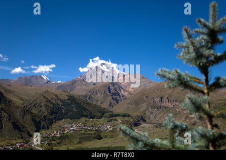 Vue depuis le mont Kazbek en Géorgie Stepantsminda Banque D'Images