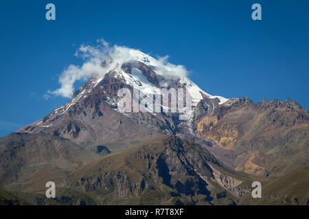 Vue depuis le mont Kazbek en Géorgie Stepantsminda Banque D'Images