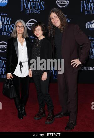 HOLLYWOOD, LOS ANGELES, CA, USA - Le 29 novembre : Suzanne Yankovic, Nina, Yankovic Weird Al Yankovic arriver lors de la première mondiale du Disney's 'Mary Poppins' tenue à l'El Capitan Theatre le 29 novembre 2018 à Hollywood, Los Angeles, Californie, États-Unis. (Photo de David Acosta/Image Press Office) Banque D'Images