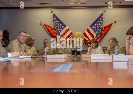 Un groupe de travail de l'US Marines réunies par le Commandant adjoint de la Marine Corps Général Glen M. Walters traite de la conduite des médias sociaux et comment il s'applique aux Marines, au Pentagone, Arlington, Va., le 7 avril 2017. Banque D'Images