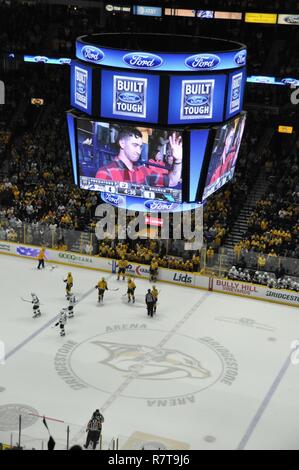 Cardullo-Cappell Nicholas Spécialiste de la Compagnie C, 526e Bataillon de soutien de la Brigade, 2e Brigade Combat Team, 101e Division aéroportée, des vagues à la foule le 25 mars 2017, chez Bridgestone Arena pendant le jeu des Nashville Predators contre les Sharks de San Jose. Cardullo-Cappell, un combat medic, était l'un des quatre soldats Fort Campbell qui ont été honorés au cours de la semaine d'appréciation des Forces canadiennes, le 20 mars au samedi. Banque D'Images