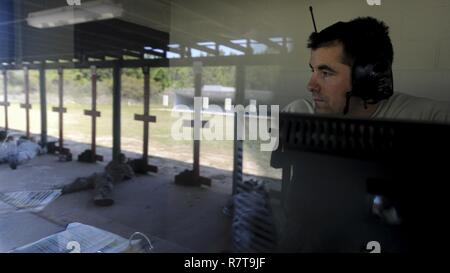 Le s.. Darrin Miller, une formation et l'entretien des armes de combat instructor avec le 1er Escadron d'opérations spéciales les forces de sécurité, observe la ligne de tir pendant une carabine compétition à Hurlburt Field, en Floride, le 4 avril 2017. Miller assurée et des mesures de sécurité des procédures ont été appliquées au cours de l'excellence dans le cas de la concurrence. Banque D'Images