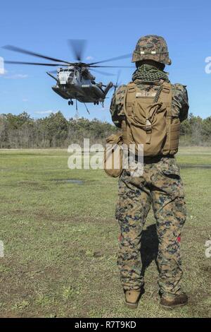 Corps des Marines des États-Unis Le Cpl. Dillon Ems, spécialiste de l'assistance à l'atterrissage, 2e Bataillon de soutien des transports (BST), Lutter contre 2, 2e Régiment Logistique Logistique Maritime, le groupe attend un CH-53 Super Stallion à la terre au cours de l'entraînement de l'équipe de soutien de l'hélicoptère au cours de l'exercice Bold Bronco 17 sur Camp Lejeune, N.C., 6 avril 2017. 2ème BST a réalisé Bold Bronco 17 afin de former et de valider les tâches essentielles de la mission de base pour un déploiement à l'échelle mondiale. Banque D'Images