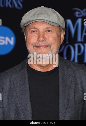 HOLLYWOOD, LOS ANGELES, CA, USA - Le 29 novembre : Billy Crystal arrive à la première mondiale du Disney's 'Mary Poppins' tenue à l'El Capitan Theatre le 29 novembre 2018 à Hollywood, Los Angeles, Californie, États-Unis. (Photo de David Acosta/Image Press Office) Banque D'Images